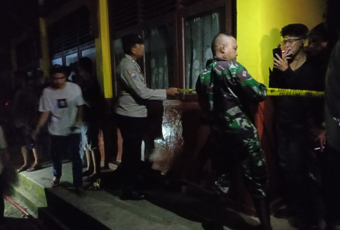 Gerak Cepat, Babinsa Koramil 01/Bkn Bantu Padamkan Kebakaran Rumah Warga di Desa Binaan 