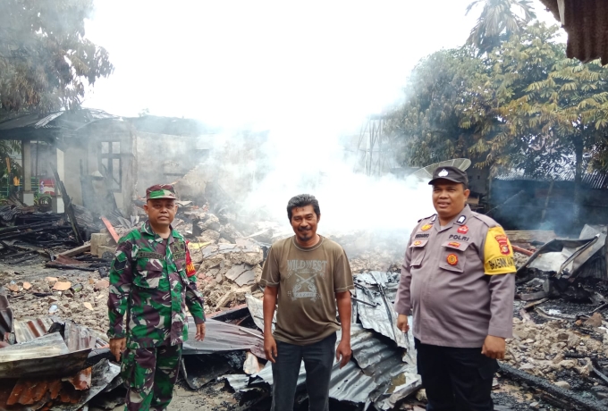 Babinsa Koramil 01/Bkn, Tinjau Rumah Warga Pasca Kebakaran di Desa Binaan 