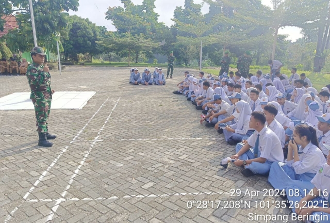 Danramil 09/ Lgm Jadi Pembina Upacara di SMAN 1 Bandar Seikijang