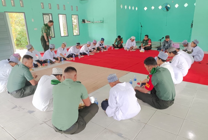 Makan Siang Bersama, Koramil 03 Bunut Dengan Ponpes Darululum Al Fatah Bandar Petalangan 