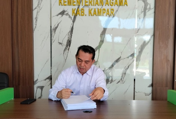 Kakan Kemenag Kampar Fuadi, Tandatangani SPMA JCH Kampar Tahun 2024