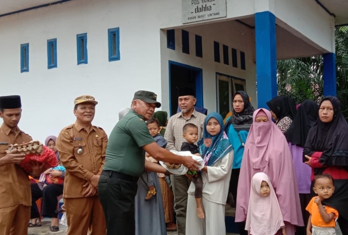 Dukung Program Pemerintah, Babinsa Koramil 01/Bkn Dampingi Tim Percepatan Penurunan Stunting