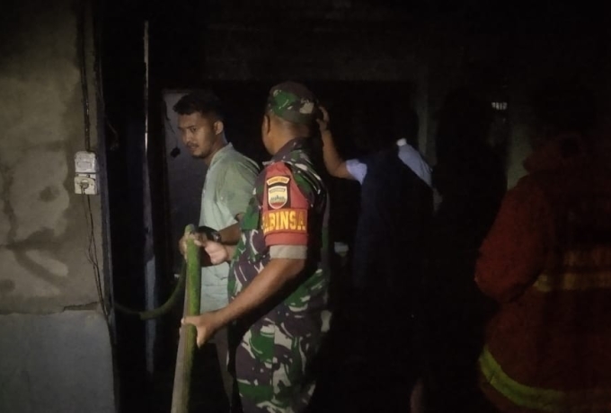 Babinsa 08/TDN Bersama Pemadam Dan Warga Bantu Padamkan Kebakaran Rumah Warga
