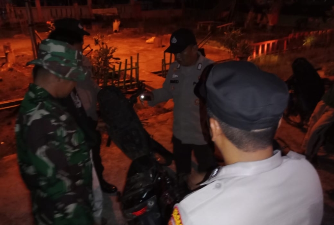 Babinsa Bersama Bhabinkamtibmas Patroli Wilayah dan Komsos Dengan Remaja Desa  