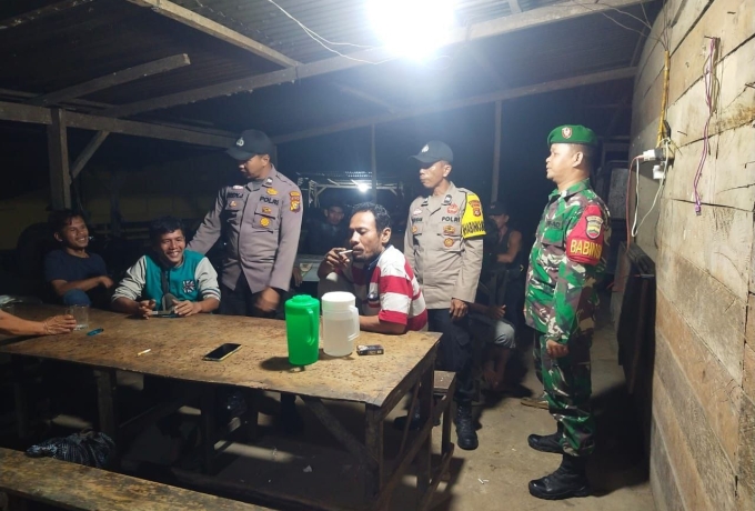 Bersama Bhabinkamtibnas, Babinsa Laksanakan Patroli Wilayah Malam Hari