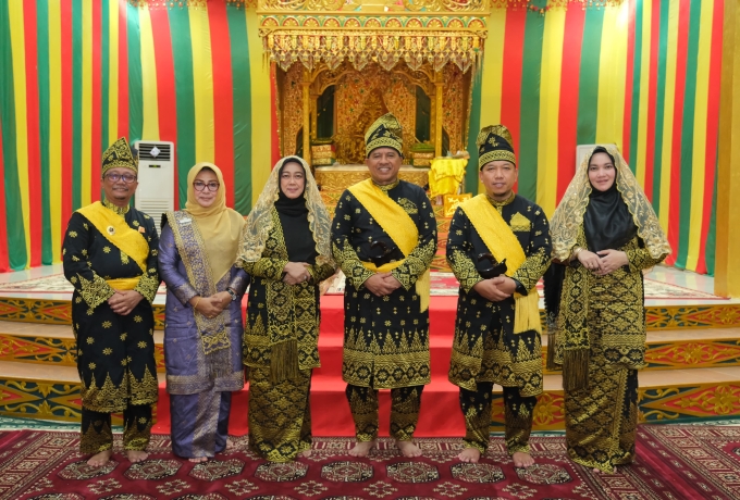 Berhasil Bawa Negeri Siak Berkemajuan, Bupati dan Wakil Bupati Siak Terima Gelar Adat