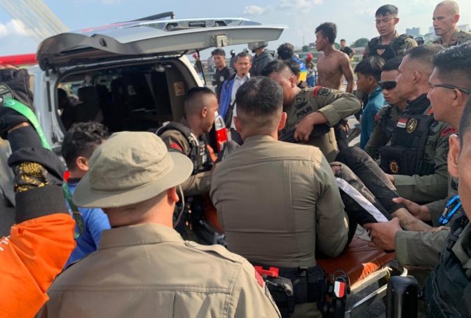 Usai Latihan, Brimob Polda Riau Bantu Korban Kecelakaan di Jembatan Leton Empat