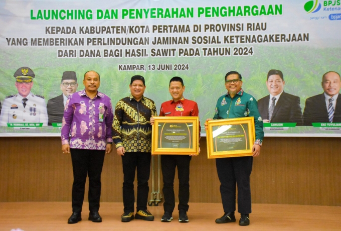 Kabupaten Kampar Menerima Penghargaan Dari BPJS Ketenagakerjaan 