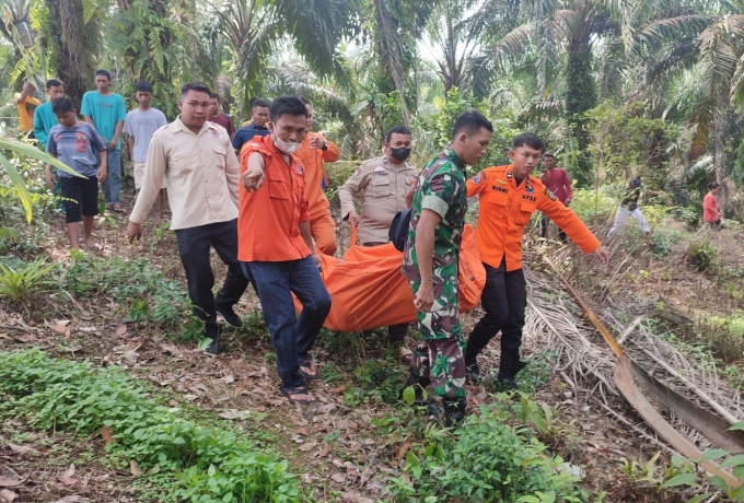 Babinsa Koramil 02 Rambah Turun Kelokasi Penemuan Mayat Pria di Kebun Kelapa Sawit Kabupaten Rohul