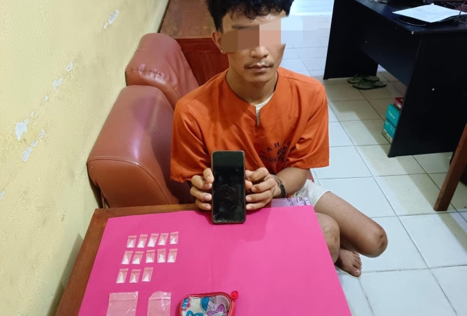 Nekat! Pelaku Narkoba Bergulat Dengan Polisi Saat Penangkapannya di Desa Tanah Merah