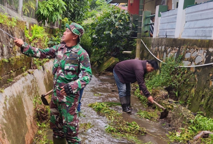 Bersama Warga Sekitar Babinsa Koramil 07/Kampar Laksanakan Karya Bakti Bersama di Desa Binaan