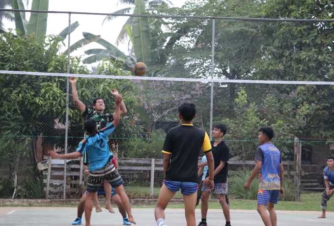Jalin Kebersamaan Bersama Pemuda Dan Masyarakat, Satgas TMMD Gelar Latihan Bola Voli Bersama