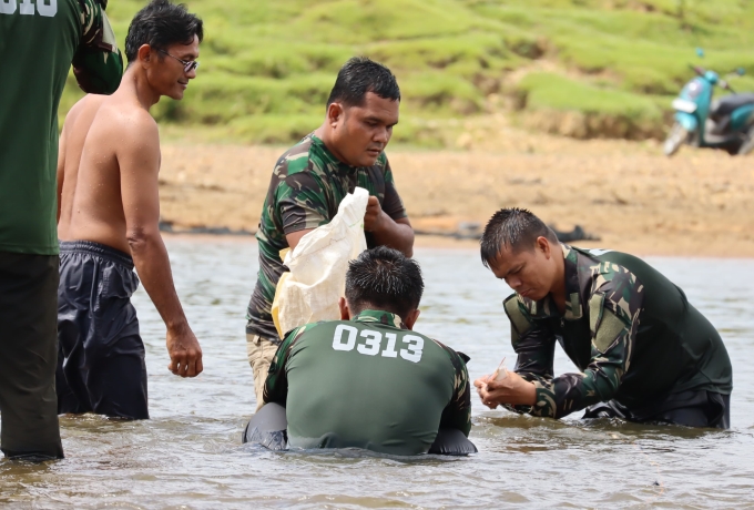 Tradisi Buka Sungai Larangan, Tim Satgas TMMD ikut Ramaikan Tangkap Ikan Sungai Larangan