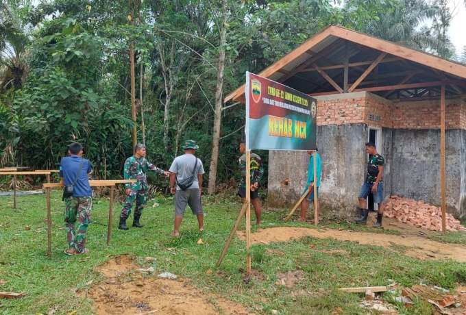 Sinergi Kemanunggalan, TNI Bantu Perehapan MCK di Mushola  Menuju Kebersihan Bersama