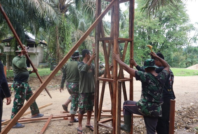 Tim Satgas TMMD Dirikan Gapura TMMD di Titik 0: Persiapan Penutupan Program TMMD Ke 121 Tahun 2024