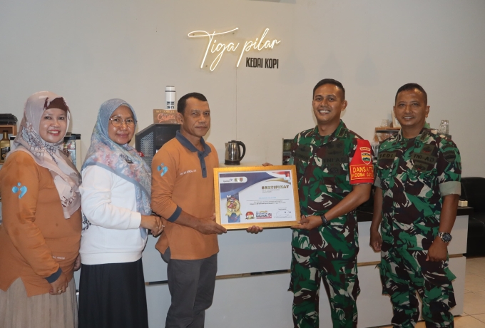 Kodim 0313/KPR Terima Sertifikat atas Dukungan dan Kerjasama Pelayanan KB    