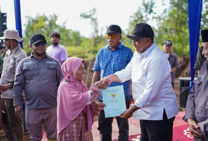 Serahkan SHM TORA Bupati Alfedri, Untuk Pemberdayaan Ekonomi Masyarakat