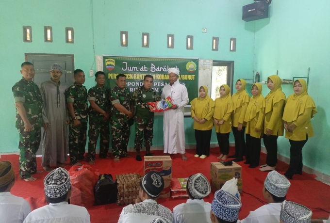Pimpin Kegiatan Jumat Berkah, Danramil 03/Bunut Dan Ibu Persit KCK Ranting 4 Bagikan Sembako