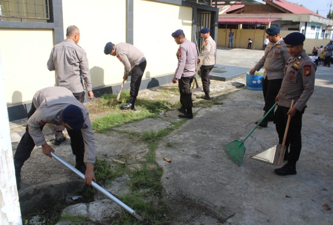 Satbrimob Polda Riau Laksanakan Bersih - Bersih di Masjid dan Gereja