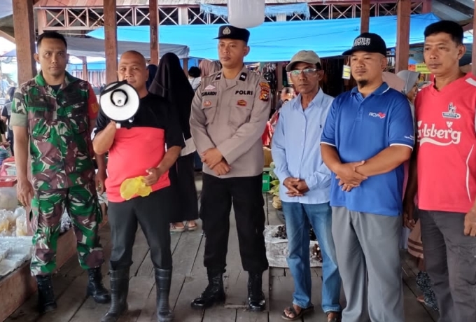 Kompak, Babinsa Dan Bhabinkamtibmas Komsos Bersama Dengan Warga Binaan di pasar