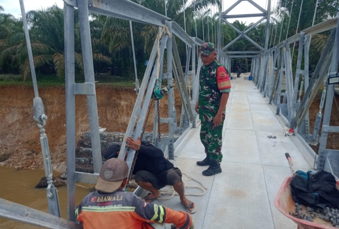 Babinsa Komsos Dan Pantau Pembangunan Jembatan Gantung Agar Sesuai dengan Harapan Masyarakat  