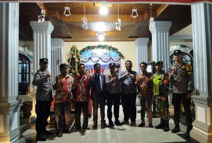 Berikan Rasa Aman, Babinsa Koramil 01/Bkn Serka B Waruwu Ikut Pengamanan Ibadah Malam Natal  