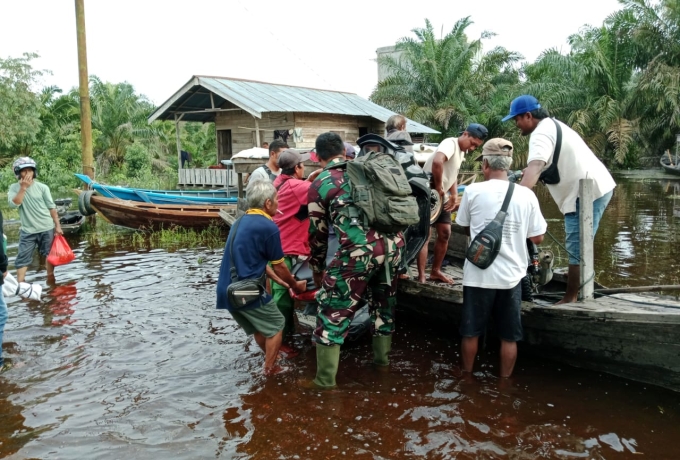 Babinsa Langgam,Bantu Warga Terdampak Banjir Di Kelurahan Langgam