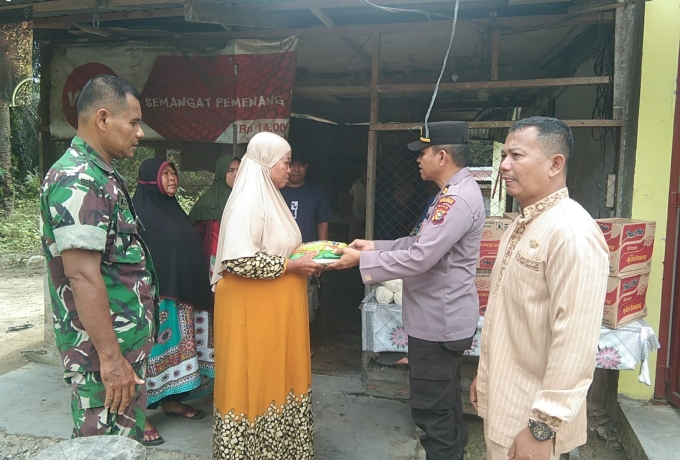 Forkopimcam Bandar Seikijang Berbagi Sembako Kepada Masyarakat Terdampak Banjir 
