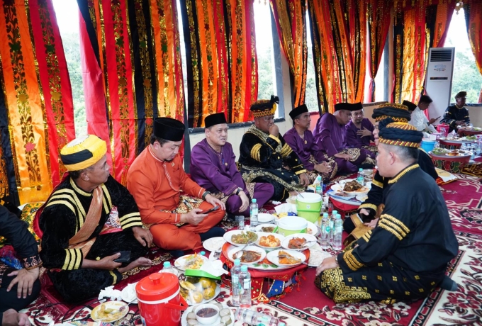 Pj Bupati Kampar dan Para Ninik Mamak Duduk Baselo di Balai Adat Diate Lapiok Nan Takombang