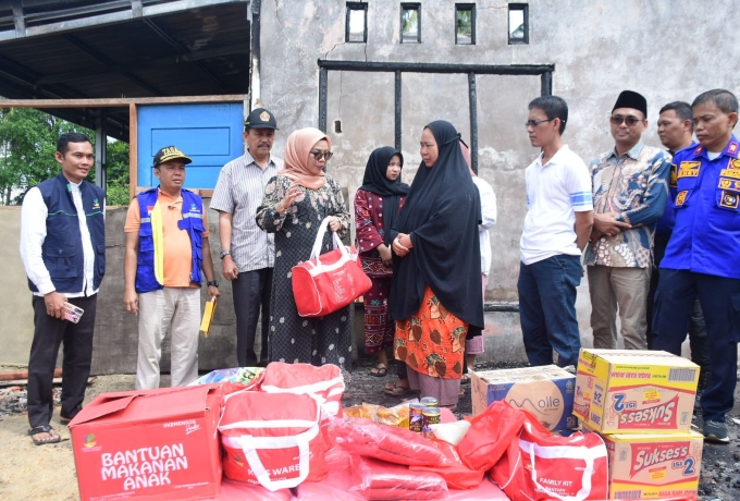 Wakil Bupati Kampar Santuni Korban Kebakaran di Siak Hulu