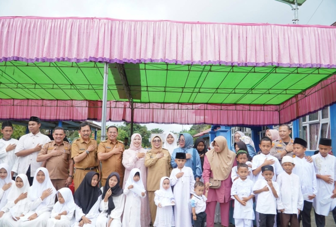 Wakil Bupati Kampar Serahkan Santunan Anak Yatim di Desa Pancuran Gading