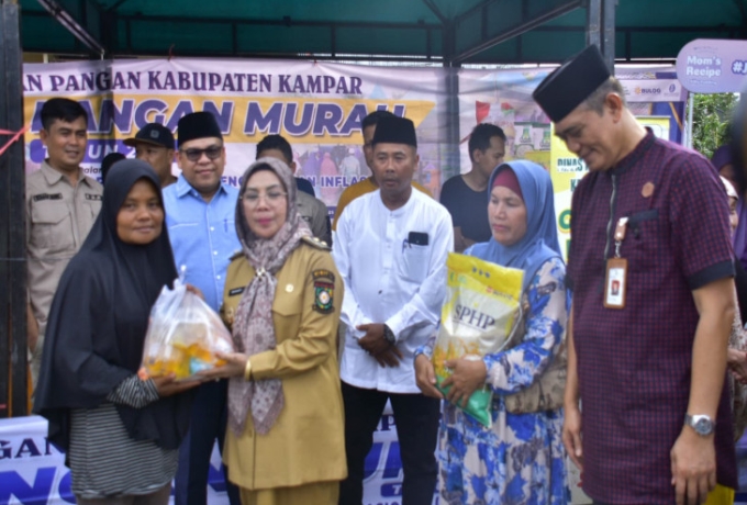 Menjelang Safari Ramadhan, Wakil Bupati Kampar Gelar Pangan Murah Untuk Warga