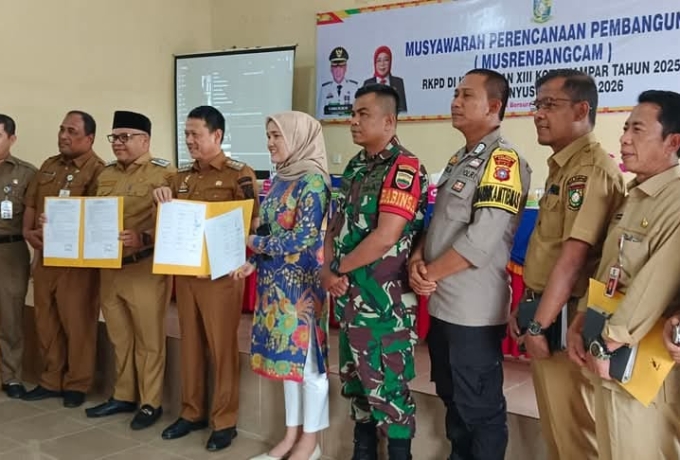Anggota DPRD Kampar Mutia Restiana, Soroti Mobil CPO Rusak Jalan XIII Koto Kampar