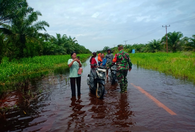Danpos Pelalawan Peduli dengan Warga, Turun langsung kelapangan Mengecek Kondisi Terkini