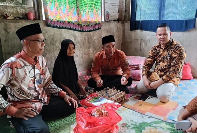 Ketua DPRD Kampar Ahmad Taridi Prihatin Melihat Kondisi Rumah Nenek Nurbaiti