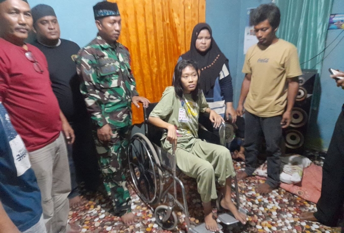 Babinsa Bersama Kepling, Berikan Bantuan Kursi Roda Untuk Anak Yatim