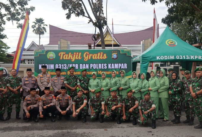 Sinergi TNI Polri, Kodim 0313/Kpr Bersama Polres Kampar Bagikan Takjil Gratis Kepada Warga  