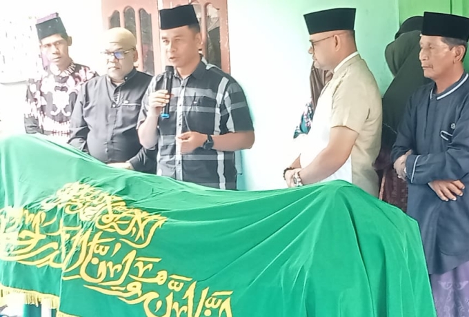 Babinsa mewakili Danramil 12/XIII Koto Kampar Melayat Ke Rumah Duka Orang Tua Camat   