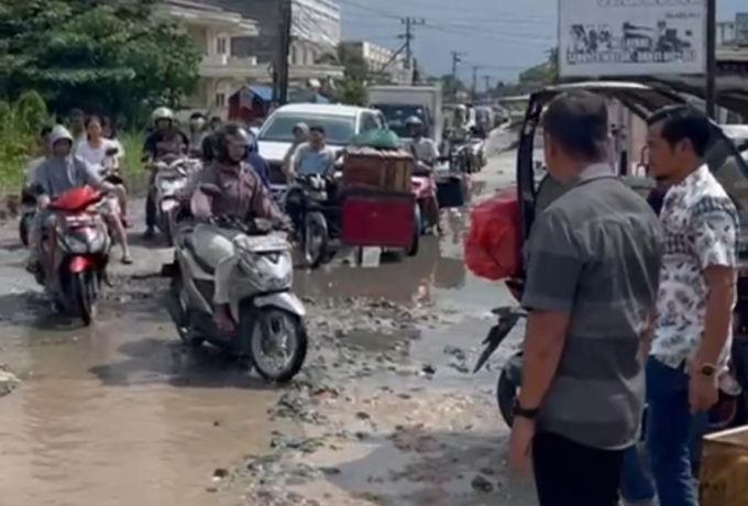 Bupati Kampar Tinjau Jalan Rusak di Desa Tarai Bangun