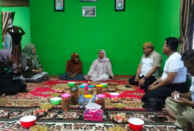 Wakil Bupati Kampar Takziah ke Kediaman Orang Tua Plt. Kadiskominfo Kampar Jalin Silaturrahmi