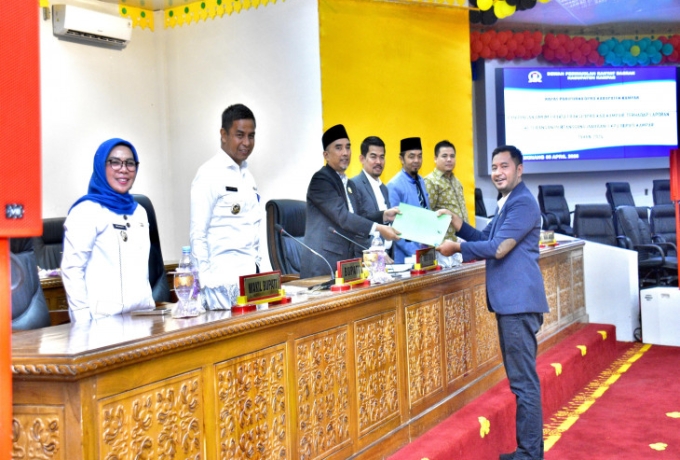 Fraksi - Fraksi DPRD Terima LKPJ Bupati Kampar Tahun Anggaran 2024 Untuk Dibahas