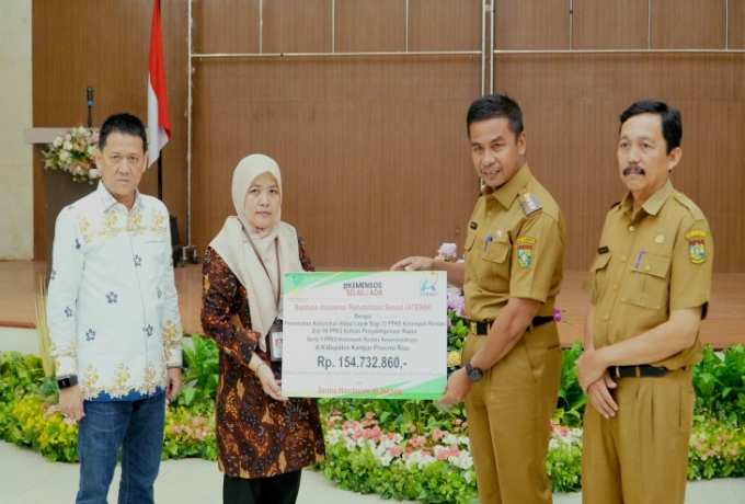Bupati Kampar Salurkan Bantuan ATENSI Bagi Kelompok Rentan dan Eks Napi Bersama Kemensos RI 