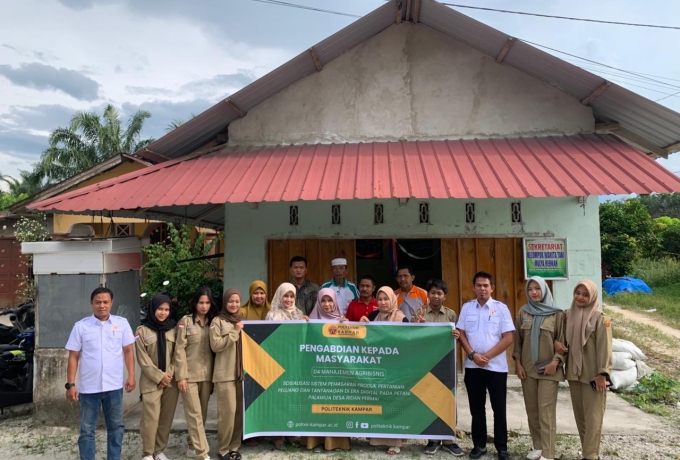 Politeknik Kampar Sosialisasikan Pemasaran Digital kepada Petani Palawija di Ridan Permai
