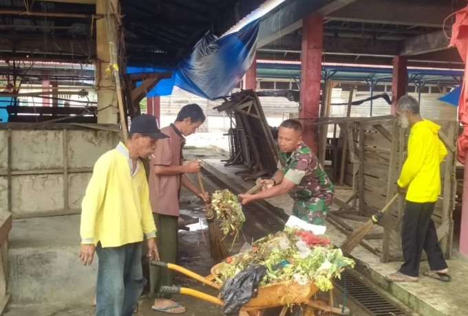 Peduli Kebersihan, Babinsa Koramil 07/Kampar Bersama Masyarakat Lakukan Pembersihan Pasar