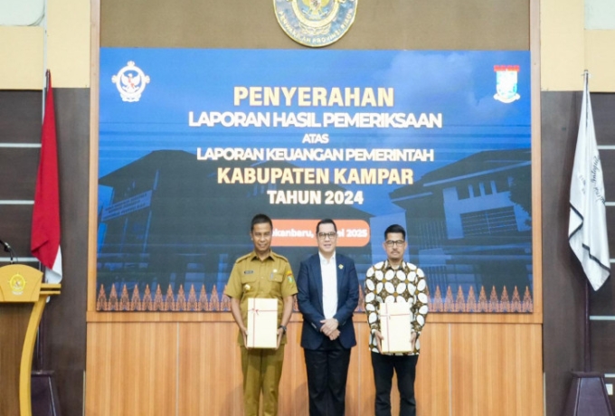 Wakil Ketua DPRD Kampar IIB Nursaleh Dampaingi Bupati Terima WTP Ke 9 Dari BPK RI Riau