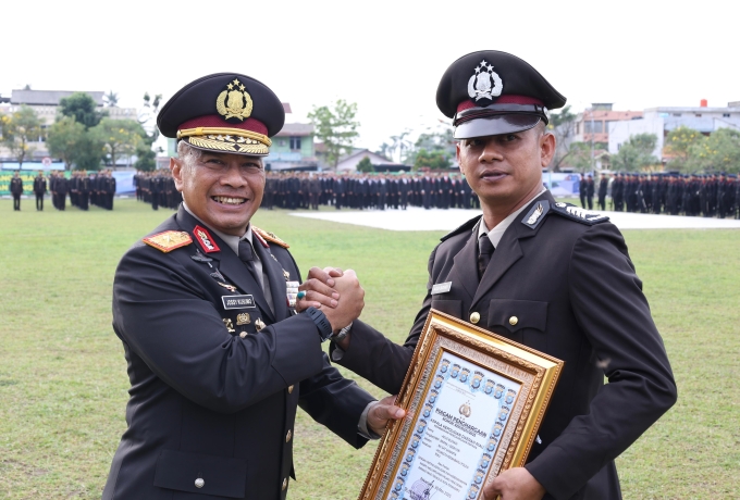 Berhasil Gagalkan Aksi Pencurian, Bripka Agus Budiadi Terima Penghargaan dari Wakapolda Riau