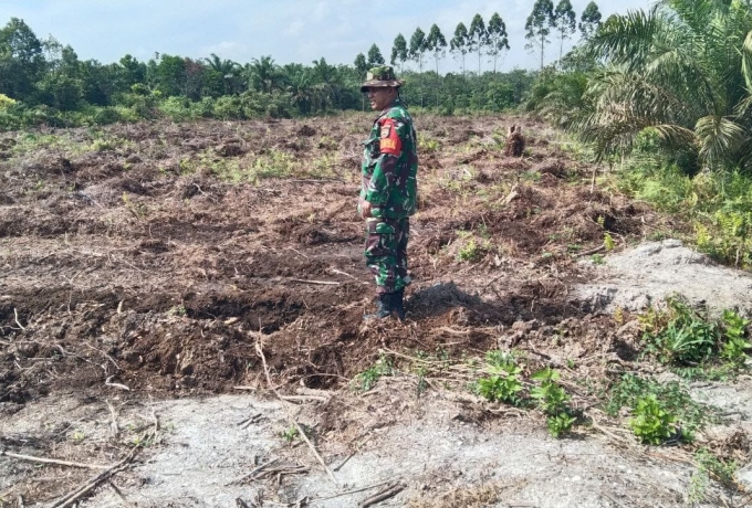 Patroli Cegah Karhutla, Serka Ayu Wisafrizal dan Serda Jemmi Ajak Warga Tingkatkan Kewaspadaan