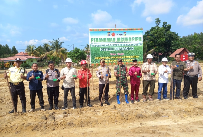 Wujudkan Ketahanan Pangan, Babinsa Koramil 16/Tapung Bersama Warga Tanam Pohon Jagung Pipil