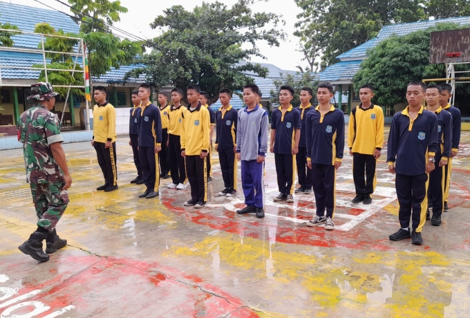 Berikan Latihan PBB, Babinsa Kampung Pancasila Tanamkan Kedisiplinan Kepada Siswa SMK