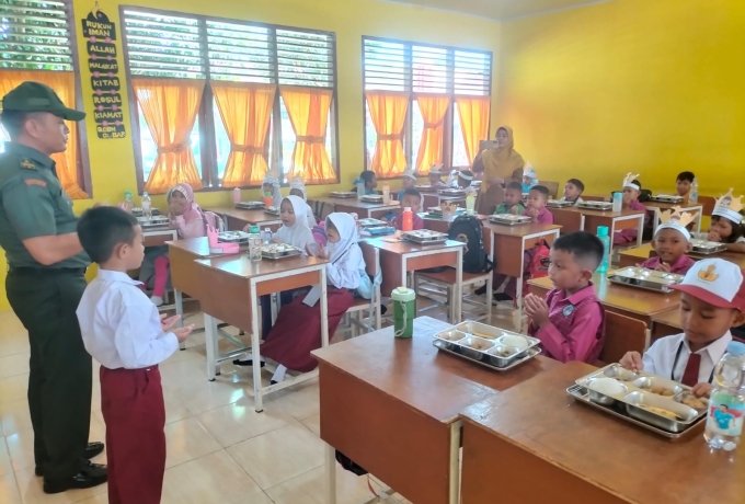 Cerdaskan Kehidupan Bangsa, Babinsa Koramil 06 Siak Hulu Berikan Makan Bergizi Gratis